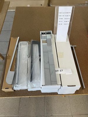 un grand nombre de boîtes posées sur une table