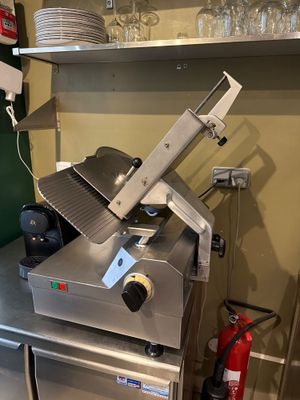 une machine posée sur le comptoir d'une cuisine