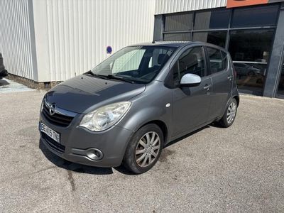 La petite voiture est garée devant un immeuble.