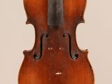un vieux violon avec un archet sur fond blanc