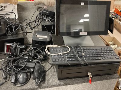 un bureau sur lequel se trouvent un ordinateur, un clavier, une souris et d'autres appareils électroniques