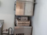 une pile de cartons empilés les uns sur les autres dans une pièce