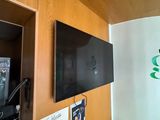 un téléviseur fixé au mur dans un coin de la pièce