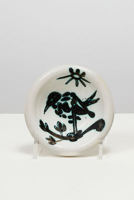 une assiette blanche ornée d'un motif en noir et blanc