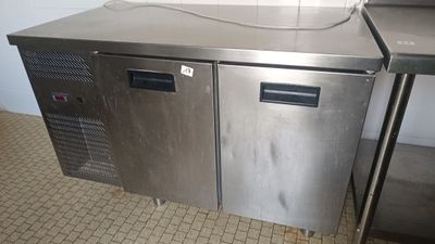 un comptoir en acier inoxydable surmonté d'un micro-ondes