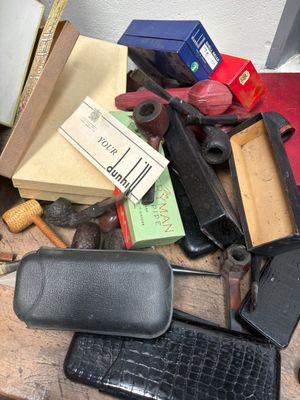une pile d'objets assortis sur une table