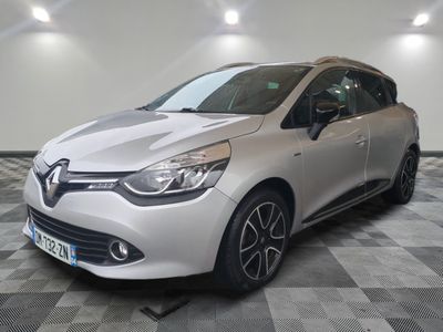 la voiture argentée est garée sur le sol en damier d'un garage