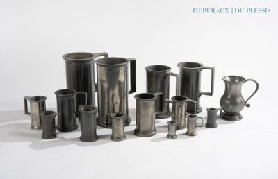 de nombreux types différents d'objets en pewter sur un fond blanc