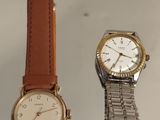 deux montres exposées dans une vitrine