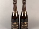 deux bouteilles de vin posées l'une à côté de l'autre sur une table
