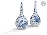 paire de vases bleus et blancs à motifs de dragons