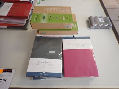 une table sur laquelle se trouvent de nombreux types de livres différents