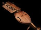un gros plan d'un instrument de musique sur fond noir