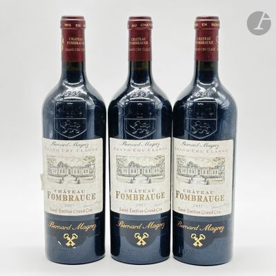 trois bouteilles de vin rouge posées sur une table blanche