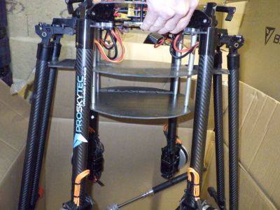 une personne tenant une paire de skis dans une boîte