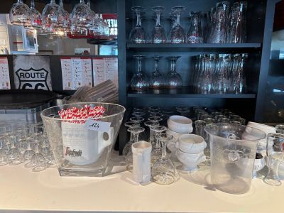 1 ensemble important de verres et vaisselle diverse de com… - Photo 1