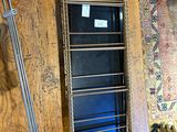 une photo d'une pièce où il y a beaucoup d'objets par terre