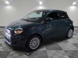 la petite voiture est garée dans le garage sur le sol en damier