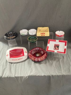 un grand nombre d'objets posés sur une table