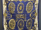 un foulard en soie bleu et or orné d'une horloge