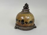 un vase marron et noir orné de fleurs
