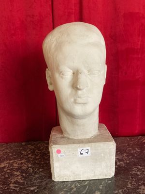 une tête d'homme en marbre posée sur une table