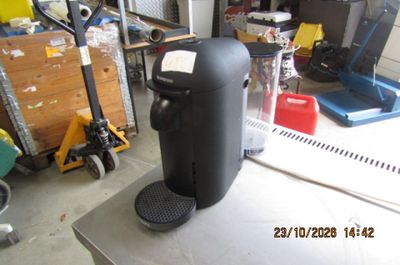 une cafetière posée sur une table dans un garage
