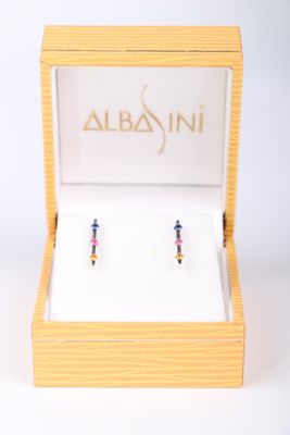 une photo d'une paire de boucles d'oreilles dans un coffret en bois
