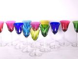 six verres à vin sont alignés sur une surface blanche