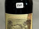 une bouteille de vin posée sur une table