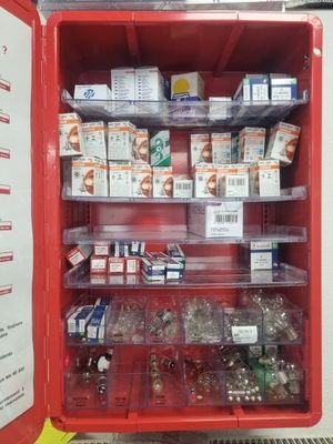 une vitrine rouge remplie d'articles dans un magasin
