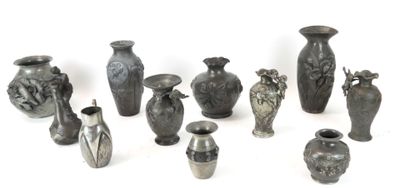 de nombreux vases posés sur une surface blanche