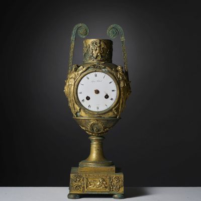 une horloge en or posée sur une table