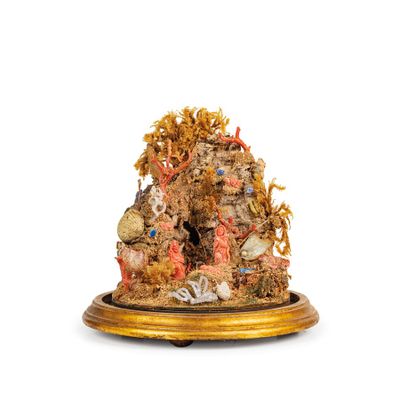 COMPOSITION EN CORAIL, NACRE, PIERRES, COQUILLAGES ET MATÉRI…