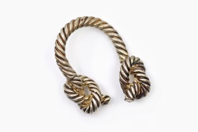 deux bracelets en corde torsadée posés sur une surface blanche, sur fond blanc