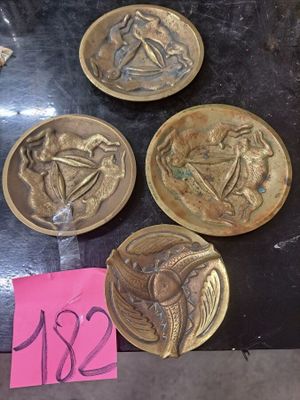 Plusieurs pièces d'or sont posées sur une table sur laquelle se trouve un autocollant rose