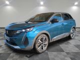 une voiture bleue est garée dans une pièce au sol à carreaux