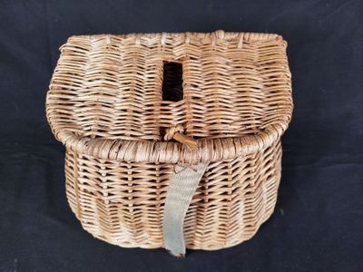 un gros plan d'un panier en osier contenant un couteau