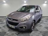 la photo d'une voiture grise garée dans un garage
