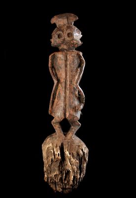 un gros plan d'une statue en bois sur fond noir