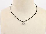 gros plan d'un collier sur un mannequin mannequin mannequin mannequin mannequin mannequin mannequin mannequin mannequin