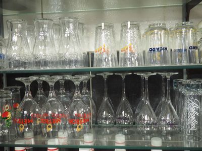 de nombreux verres et bouteilles sur les étagères du magasin