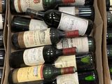 Les bouteilles de vin se trouvent dans un carton posé sur une table