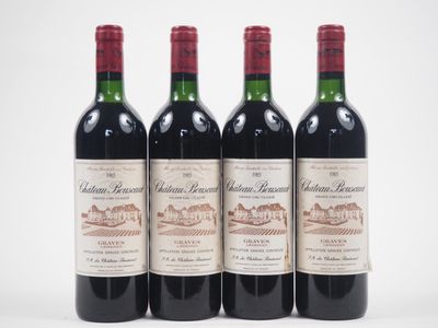 trois bouteilles de vin rouge sont alignées sur une surface blanche