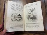 quelqu'un tient un livre ouvert sur une table en bois