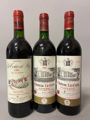 trois bouteilles de vin rouge sont alignées sur une table