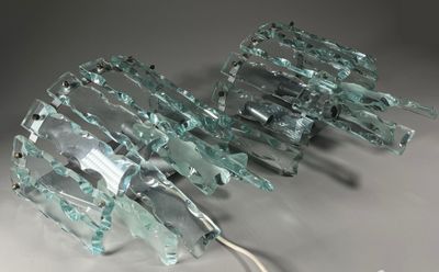 une lampe en verre cassée posée sur une table