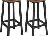 une paire de tabourets en bois aux pieds noirs
