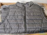 La veste se trouve dans la boîte, prête à être rangée dans le sac.