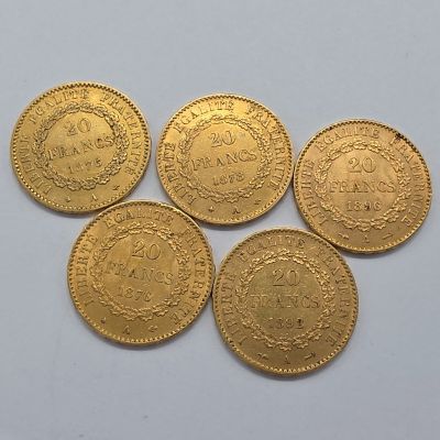 cinq pièces d'or sur lesquelles sont gravés les noms de différents pays